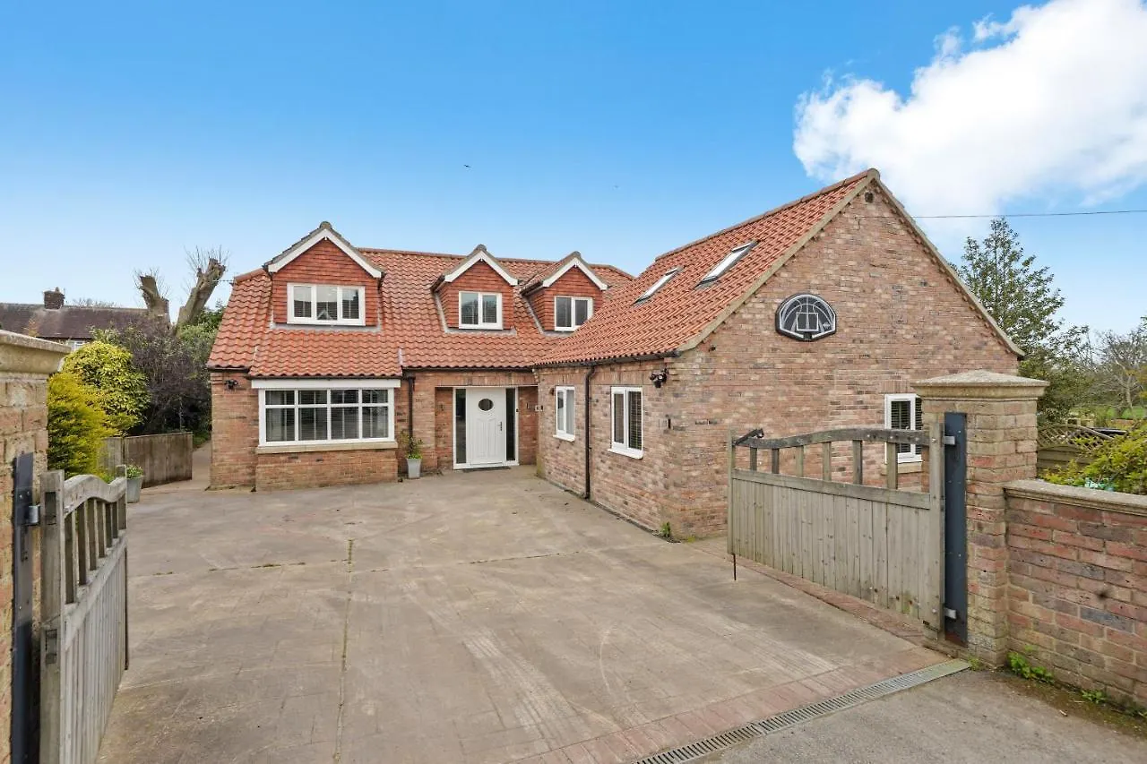 The Filey Coastal Villa - Indoor Swimming Pool - Sauna - Pets 0*,